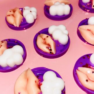 Sweet Dreams Wax Melt, Handmade wax melts featuring pink lips and white cloud designs on vibrant purple bases, sprinkled with star glitter. Whimsical and fun decorative melts perfect for gifting or home fragrance. Created by Milestone Melts.